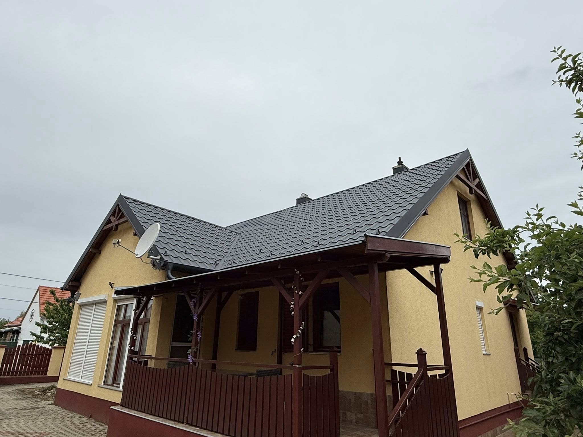 Modern cserepeslemez tető