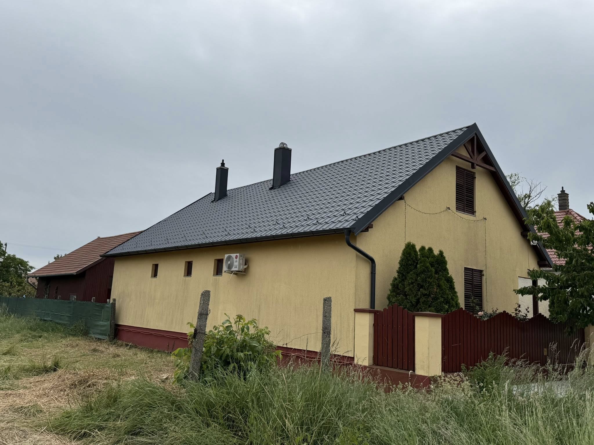 Szalmatetőből modern cserepeslemez tető