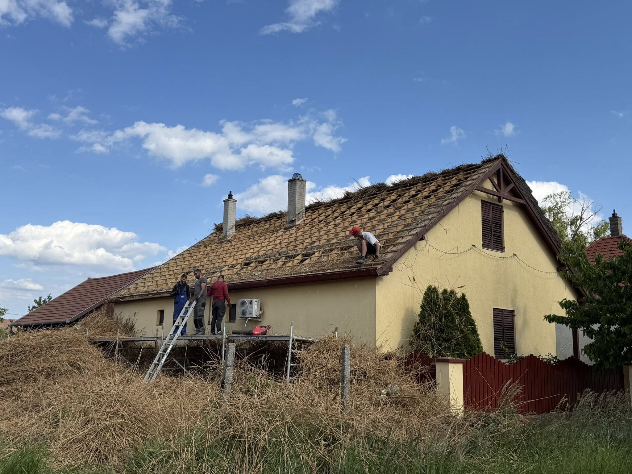 Tetőfedés munka közben