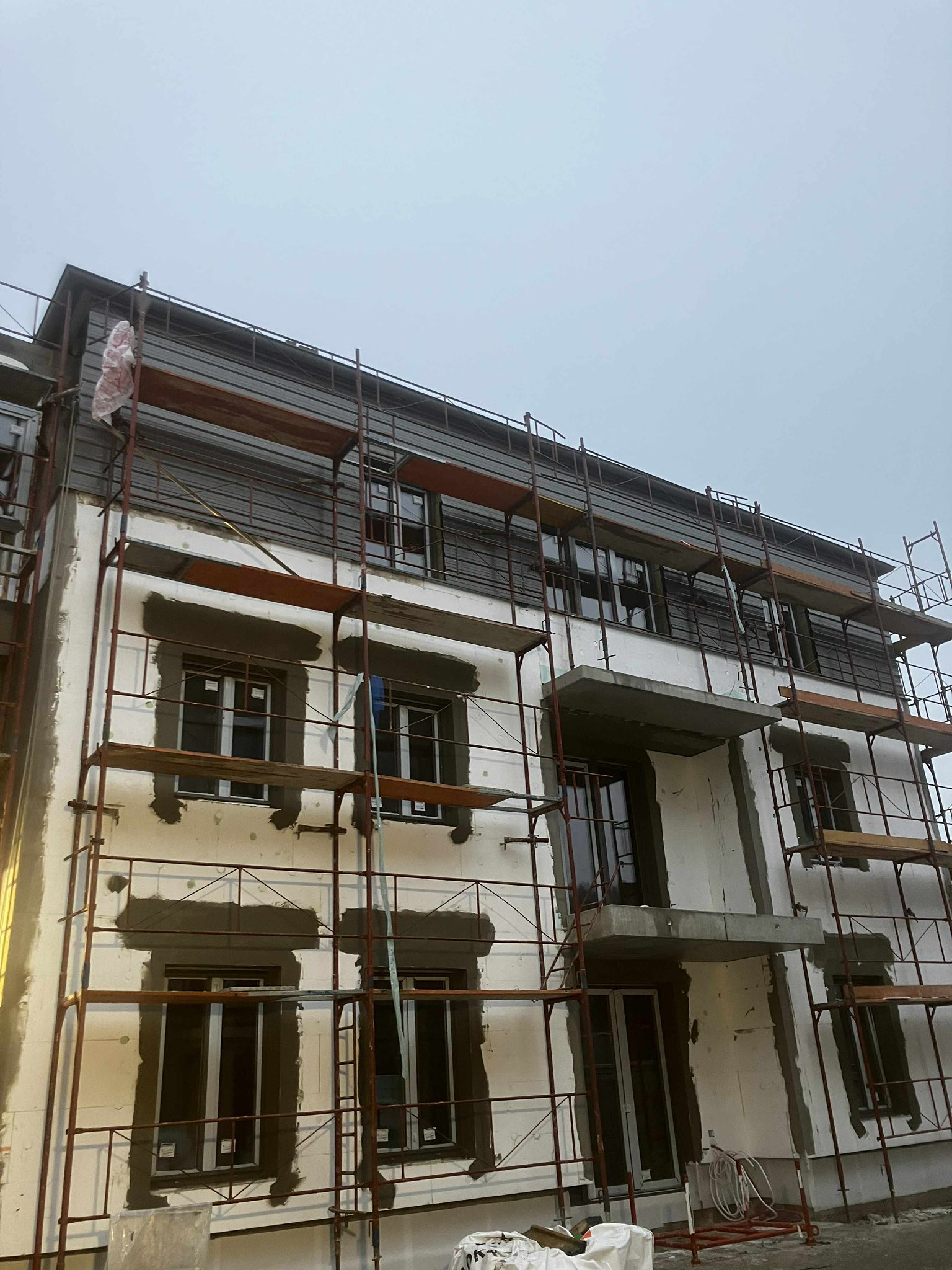 Szellőztetett homlokzat szerelése Komáromban